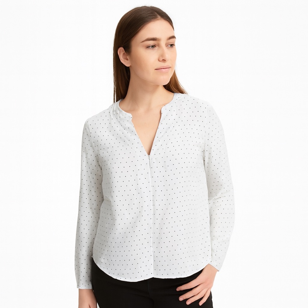 💎5/$25 Forever 21 White V neck Blouse with Black Dots pretty cloth buttons